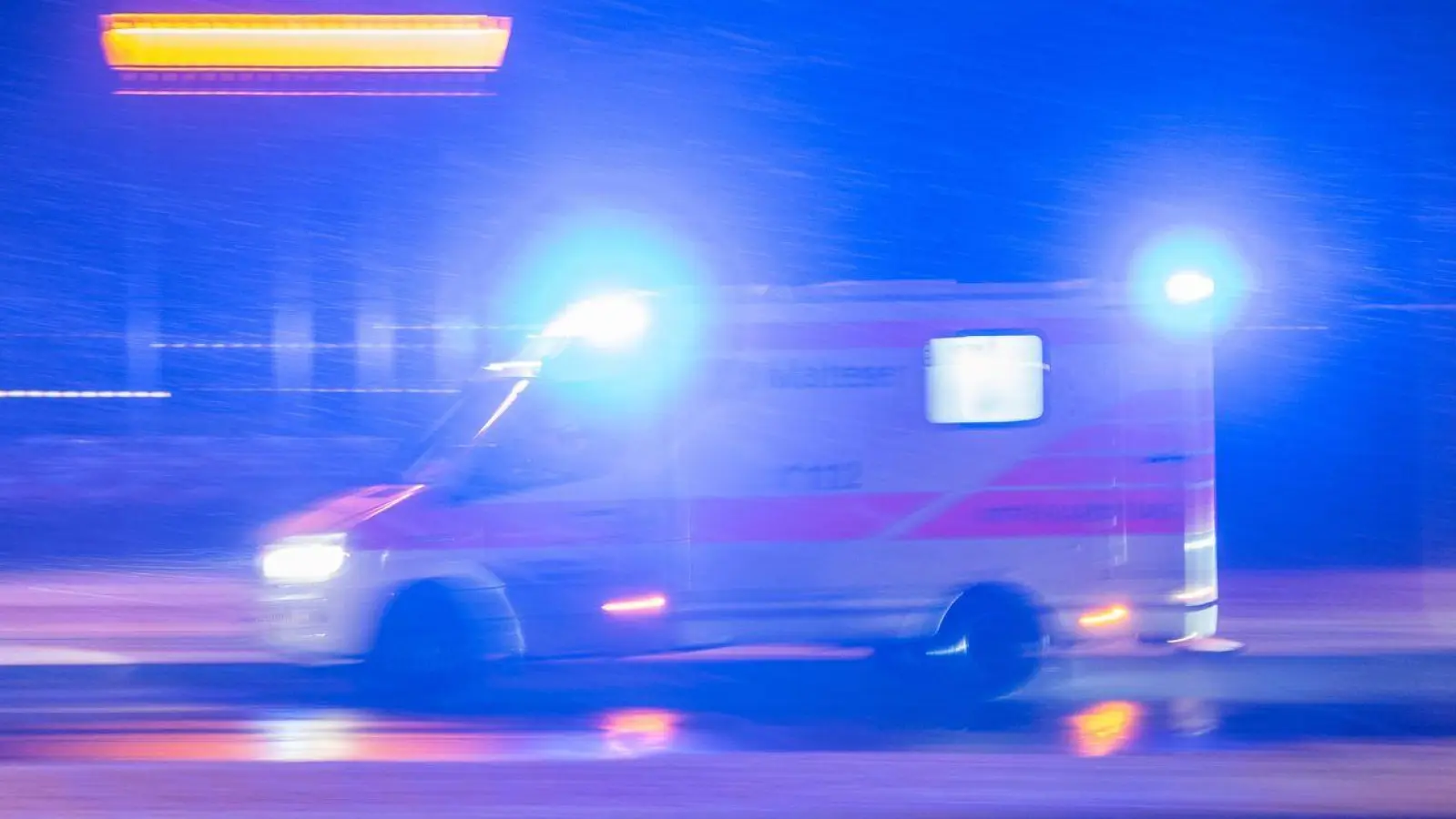 Die Einsatzkräfte brachten den Schwerverletzten in ein Krankenhaus. (Symbolbild) (Foto: Sebastian Gollnow/dpa)