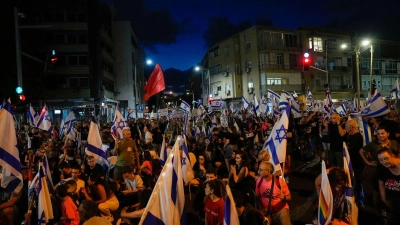 Israelis protestieren gegen die Pläne der Regierung von Ministerpräsident Benjamin Netanjahu, das Justizsystem zu reformieren. (Foto: Ariel Schalit/AP/dpa)