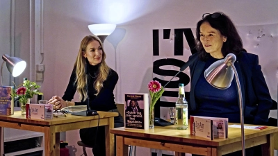 Mit einer Doppellesung bei der LesArt: Sara Gmuer (links) und Cordula Pflaum. (Foto: Elke Walter)