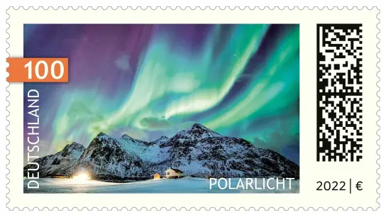 Bei einer Online-Umfrage der Deutschen Post ist das Polarlicht-Bild zur schönsten Briefmarke des Jahres 2022 gekürt worden. (Foto: Bettina Walter, Bonn/iStock.com/Mumemories /Deutsche Post/dpa)