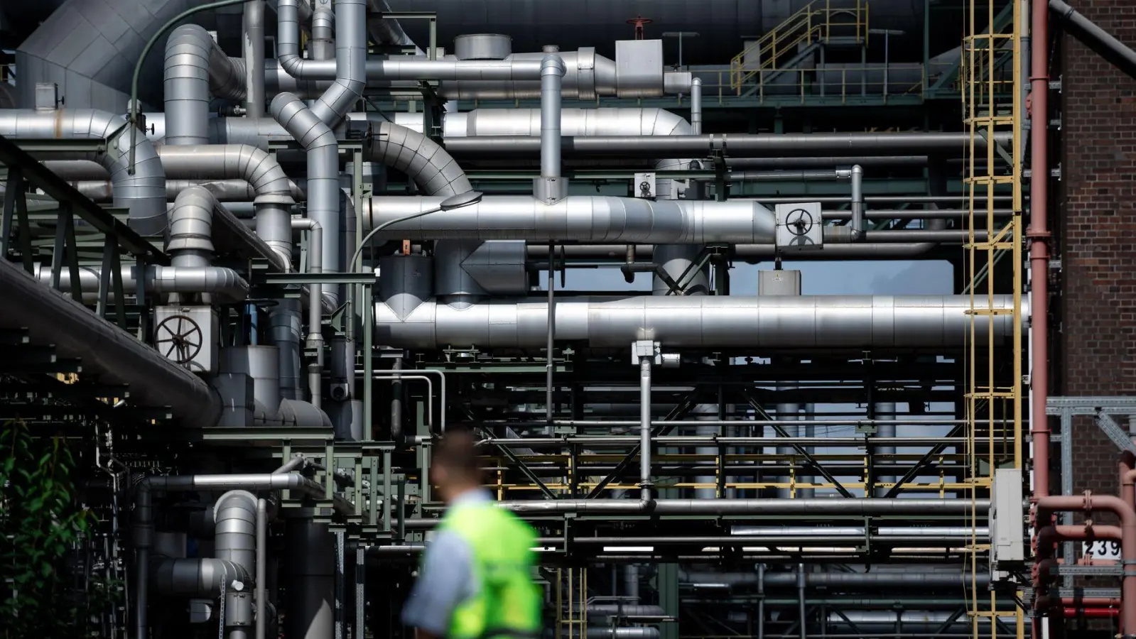 Der Industriestrompreis soll den Bund über drei Milliarden Euro kosten (Archivbild).  (Foto: Fabian Strauch/dpa)