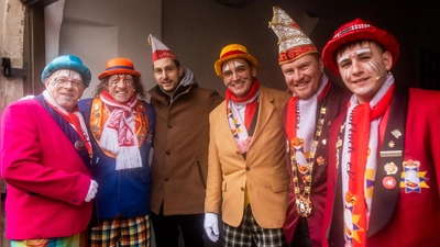Vier der fünf Oberschoude mit Sitzungspräsident Yannik Hornberger (Zweiter von rechts) und dem Hofmusiker Oliver Gering (Dritter von links). (Foto: Evi Lemberger)