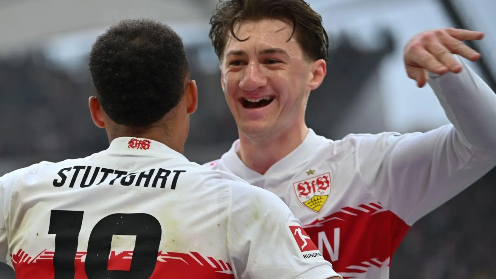 Brachte den VfB gegen den HSV in Führung: Angelo Stiller (r.). (Foto: Katharina Kausche/dpa)