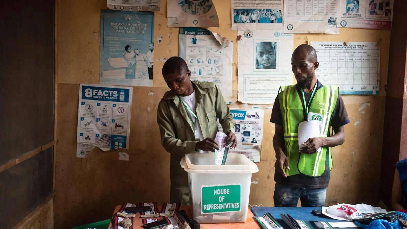 Zwei Wahlhelfer zählen die Stimmzettel in einem Wahllokal in Agulu. Die Präsidentschaftswahl in Nigeria, Afrikas bevölkerungsreichstem Land, ist trotz einiger Zwischenfälle überwiegend ruhig verlaufen. (Foto: Mosa'ab Elshamy/AP/dpa)