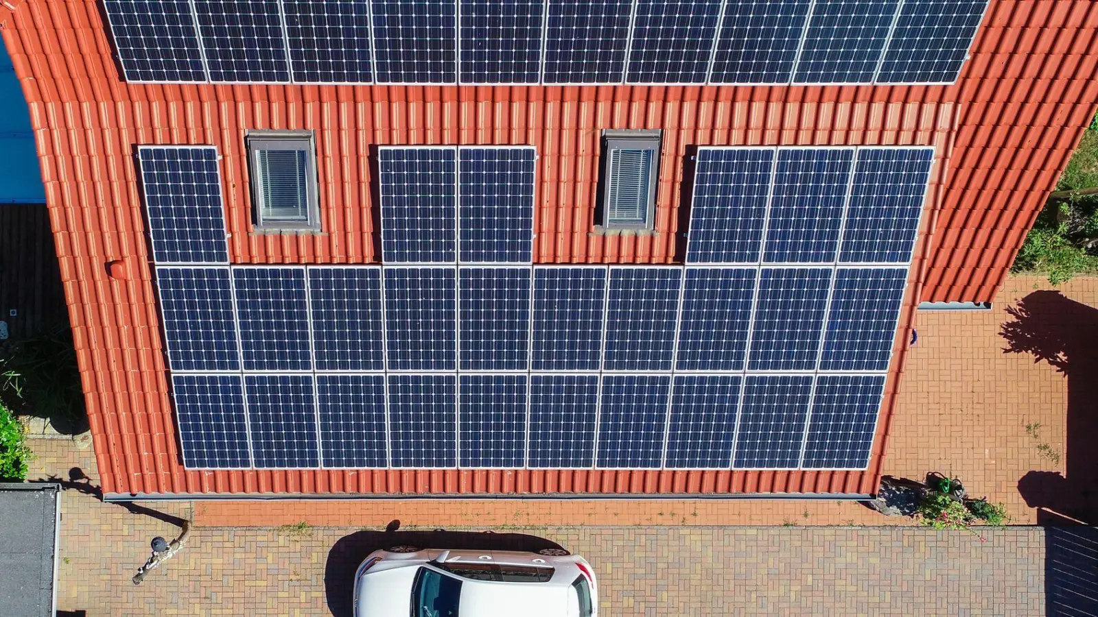 Wer eine Photovoltaikanlage auf dem Dach hat, kann mit einem Batteriespeicher den erzeugten Strom auch später nutzen. (Foto: Patrick Pleul/dpa/dpa-tmn)