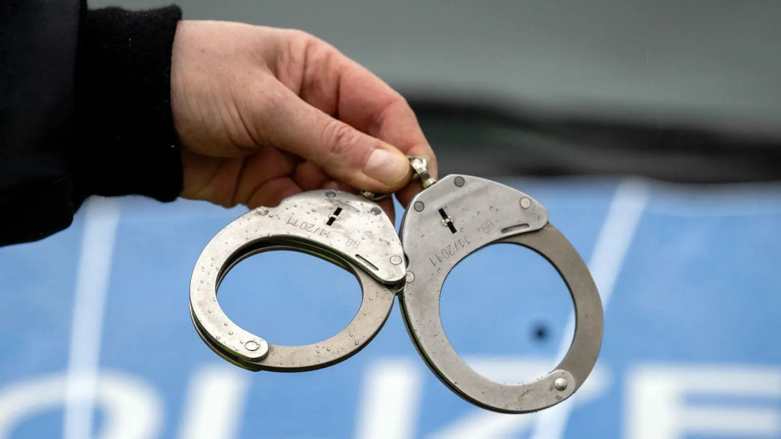 Die Polizei hat einen Mann festgenommen, weil er eine Frau mit seiner selbstgebauten Armbrust bedroht hat. (Symbolbild) (Foto: Soeren Stache/dpa)