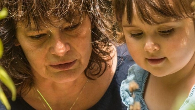 Klare Zonen schaffen: Spielbereich, Naschgarten, Blumenbeete und Kräutergarten sorgen für Struktur und Sicherheit im Garten. (Foto: Christin Klose/dpa-tmn)