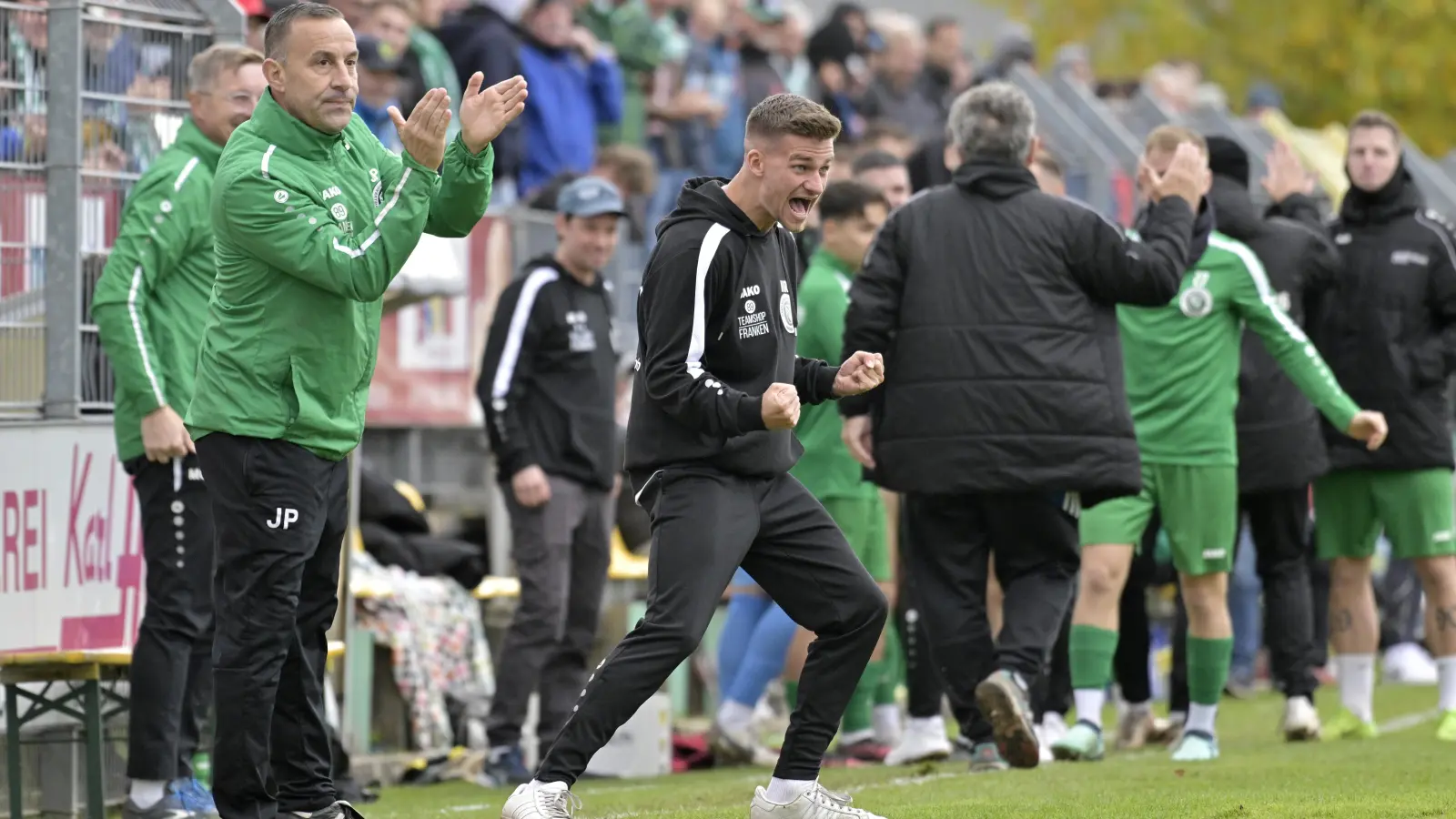 Damit auch 2024 gejubelt werden kann wie hier beim 2:0 gegen Buchbach scharen die SpVgg-Trainer Niklas Reutelhuber, Jürgen Paul und Michael Griebel (v. rechts) ihr Team ab 8. Januar wieder um sich. (Foto: M. Rügner)