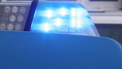 Das blinkende Blaulicht an einem Dienstauto der Polizei. (Foto: Bodo Schackow/dpa/Symbolbild)