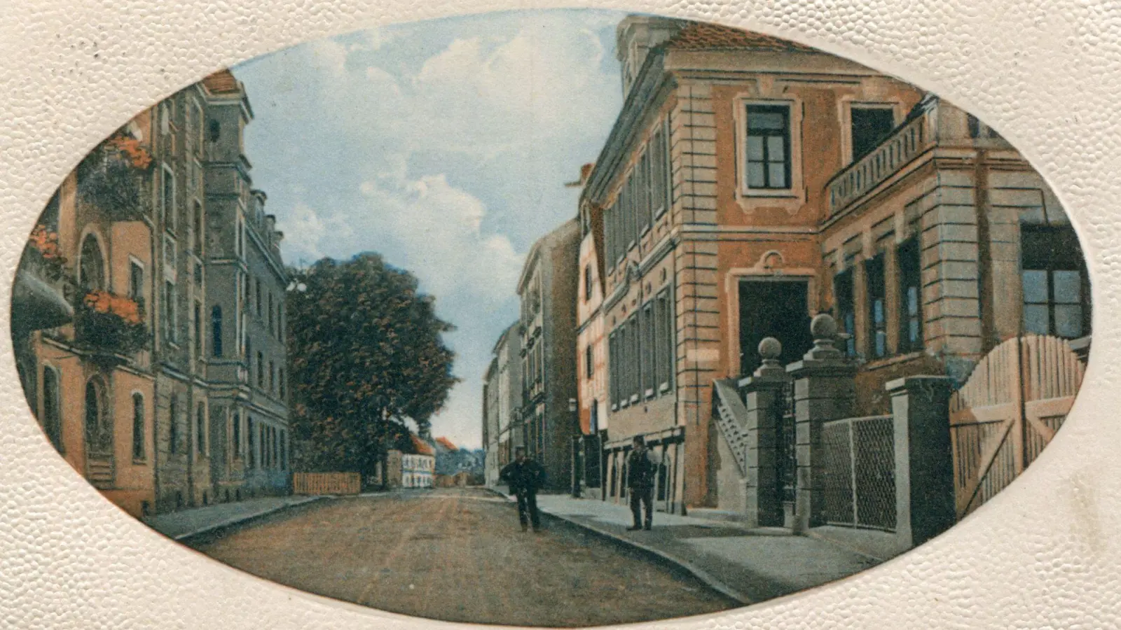 Das Stadtbad befand sich in der Schalkhäuser Straße, das Anwesen ist rechts auf dieser historischen Postkarte zu sehen. Im Herbst 1925 hatte das Bad an fünf Tagen pro Woche geöffnet.  (Repro: Sammlung Martin Schuster)