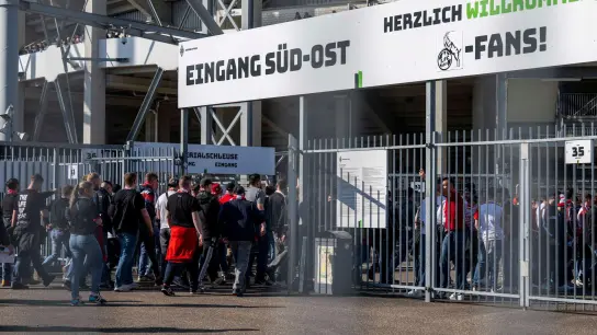 Kölner Fans betreten vor einer Auswärtspartie den Borussia-Park. (Foto: David Inderlied/dpa)