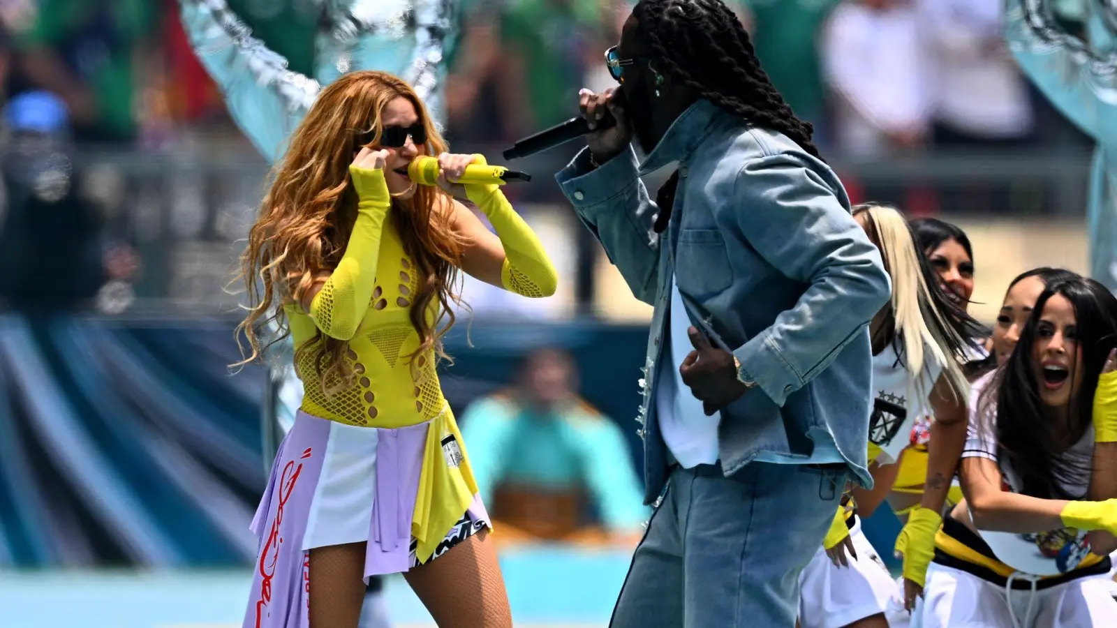Superstar Shakira (l) und Burna Boy performen den WM-Song „Dai Dai“. (Foto: Tom Weller/dpa)