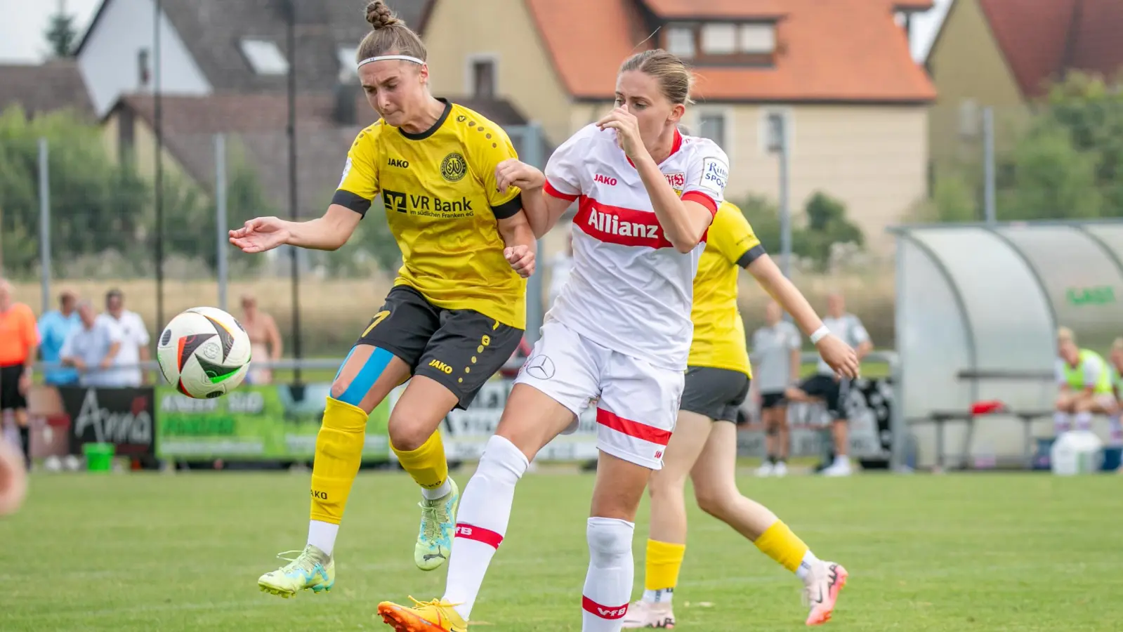 Zum Sprung in die neue Saison bereit: Sara Hofmann vom SV Weinberg (links, hier im Testspiel gegen den VfB Stuttgart). (Foto: Markus Zahn)