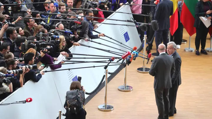 EU-Ratspräsident Charles Michel (vorne,r) und UN-Generalsekretär Antonio Guterres (2.v.r) präsentieren sich beim EU-Gipfel in Brüssel geeint. (Foto: Olivier Matthys/AP)