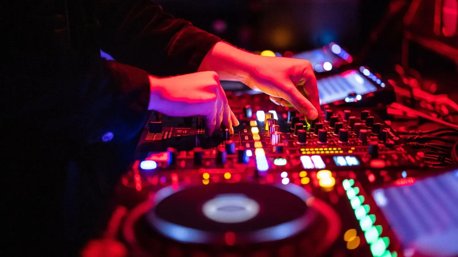 Ein DJ steht in einem Club am Mischpult. (Foto: Matthias Balk/dpa/Symbolbild)