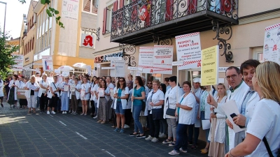90 bis 100 Apothekerinnen und Apotheker sowie ihre Mitarbeitenden trafen sich in Neustadt im Rahmen des bundesweiten Apotheken-Protesttages. . (Foto: Christa Frühwald)