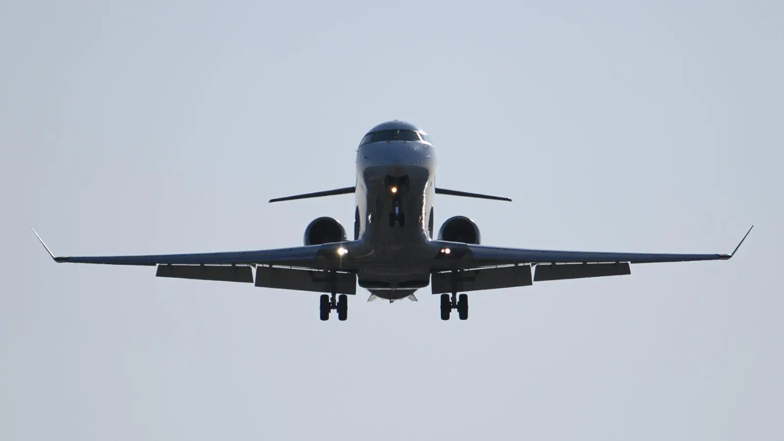 Ein Flugzeug ist im Landeanflug. (Foto: Robert Michael/dpa-Zentralbild/dpa/Symbolbild)