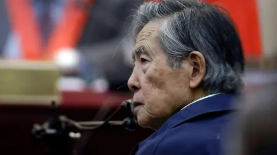 Perus ehemaliger Präsident Alberto Fujimori in einem Gerichtssaal auf einer Militärbasis. Mehr als zehn Jahre vor Ablauf seiner Haftstrafe wegen Menschenrechtsverletzungen soll Fujimori 2022 freikommen. (Foto: Martin Mejia/AP/dpa)