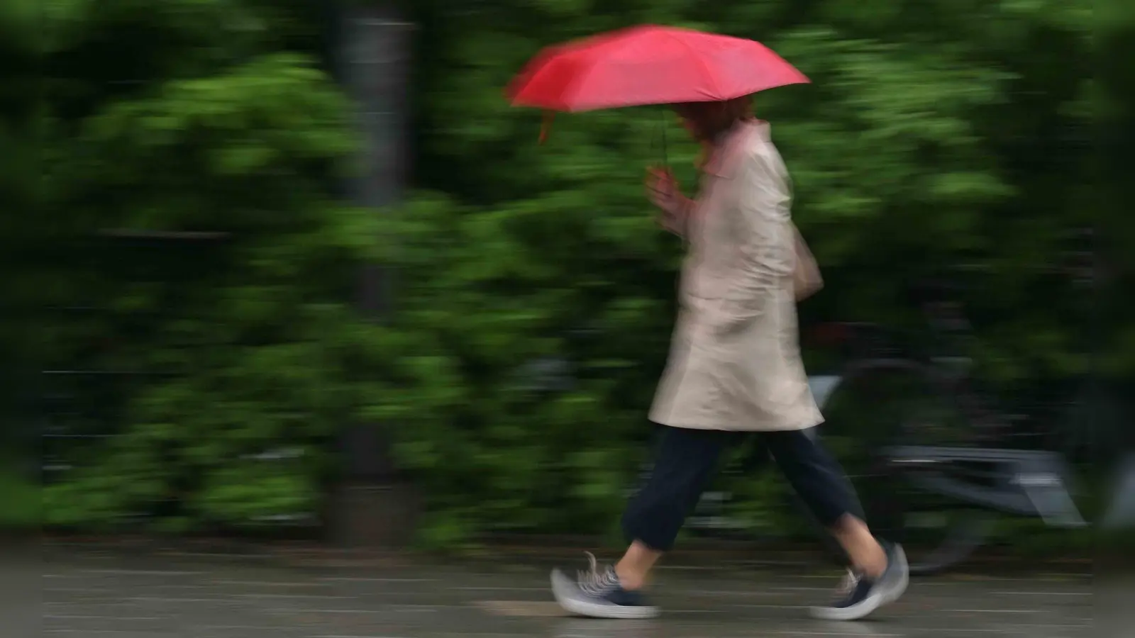 Der Regenschirm wird zum Wochenstart für die Menschen in Bayern unverzichtbar. (Archivbild) (Foto: Malin Wunderlich/dpa)