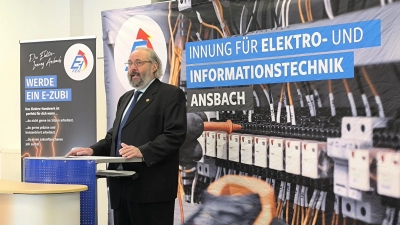 Obermeister Diplom-Ingenieur Gernot Kaas begrüßte die Gäste zur Einweihung des Aus- und Fortbildungszentrums der Innung für Elektro- und Informationstechnik Ansbach. (Foto: Thomas Schaller)