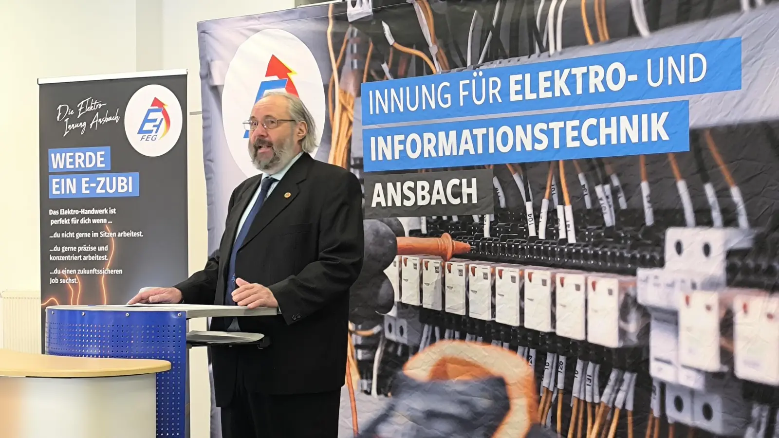 Obermeister Diplom-Ingenieur Gernot Kaas begrüßte die Gäste zur Einweihung des Aus- und Fortbildungszentrums der Innung für Elektro- und Informationstechnik Ansbach. (Foto: Thomas Schaller)