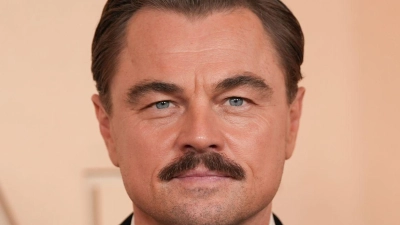 Leonardo DiCaprio mit Schnauzer bei den Oscars 2026 - das sorgte für Gesprächsstoff. (Archivbild) (Foto: Gregory Bull/Invision/AP/dpa)