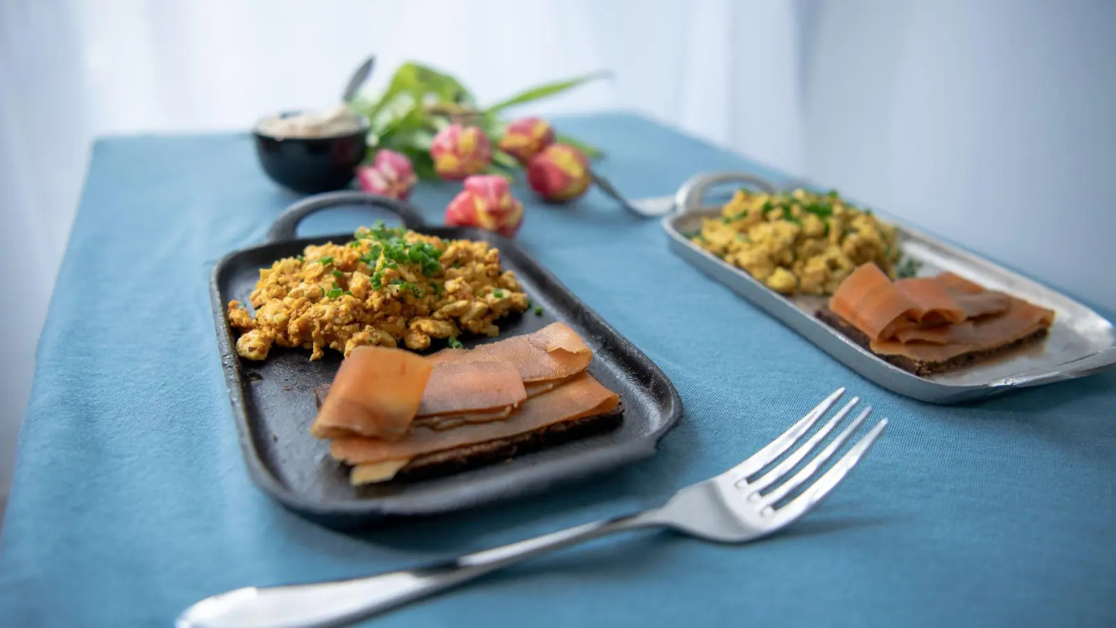 Die Frühstücksklassiker Rührei und Lachs lassen sich ganz einfach in vegan mit Hilfe von Tofu und Karotten zubereiten. (Foto: Laura Ludwig/dpa-tmn)