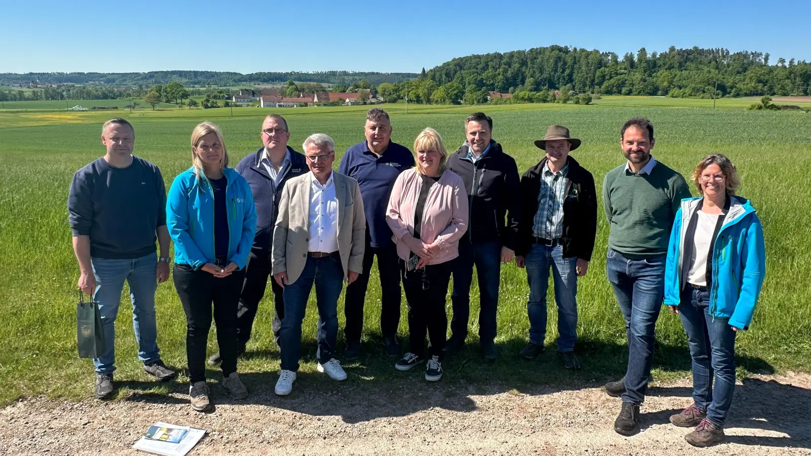 Thomas Härpfer (v.l.), Ulrike Grötsch, Thomas Vogel, Hans Henninger, Reinhold Meyer, Christine Reitelshöfer, Andreas Schalk, Andreas Schurz, Martin Stümpfig und Stefanie Schwarz sind überzeugt vom Vertragsnaturschutzprogramm. (Foto: Landratsamt Ansbach/Fabian Hähnlein)