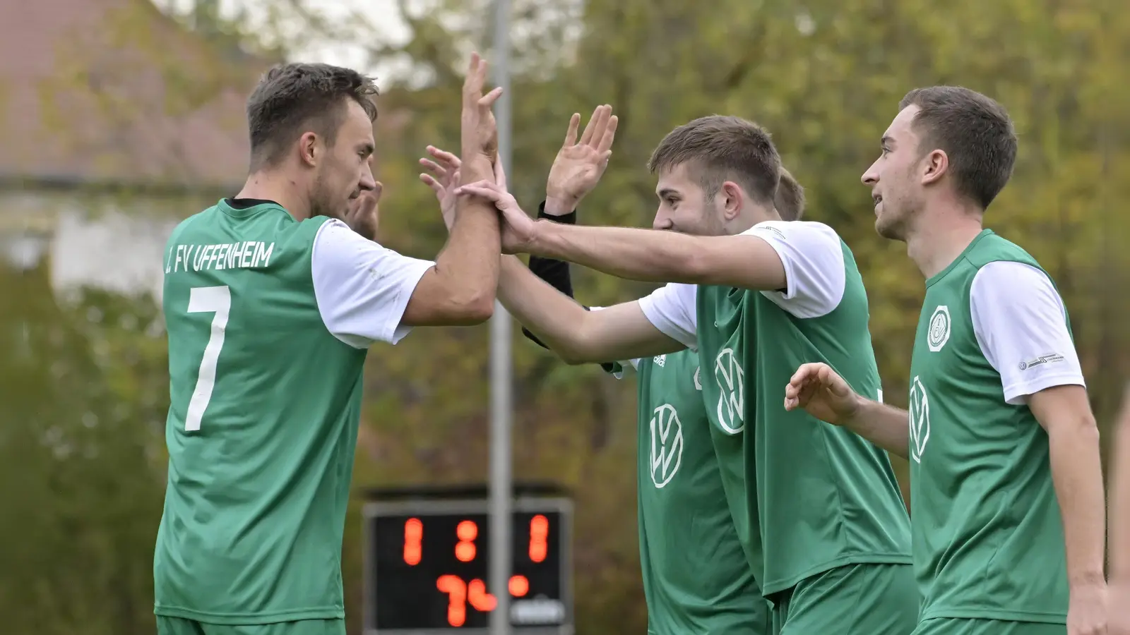 Vor allem zu Saisonbeginn hatte der FV Uffenheim (von links Tobias Kreischer und Noah Steinmüller) viel Grund zum Jubeln, zur Winterpause steht die Mannschaft auf einem guten Mittelfeldplatz. (Foto: Martin Rügner)