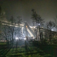 Durch eine Explosion an dem Brückenpfeiler stürzt das Straßenteil ein wie ein Taschenmesser. (Foto: Mirko Fryska)