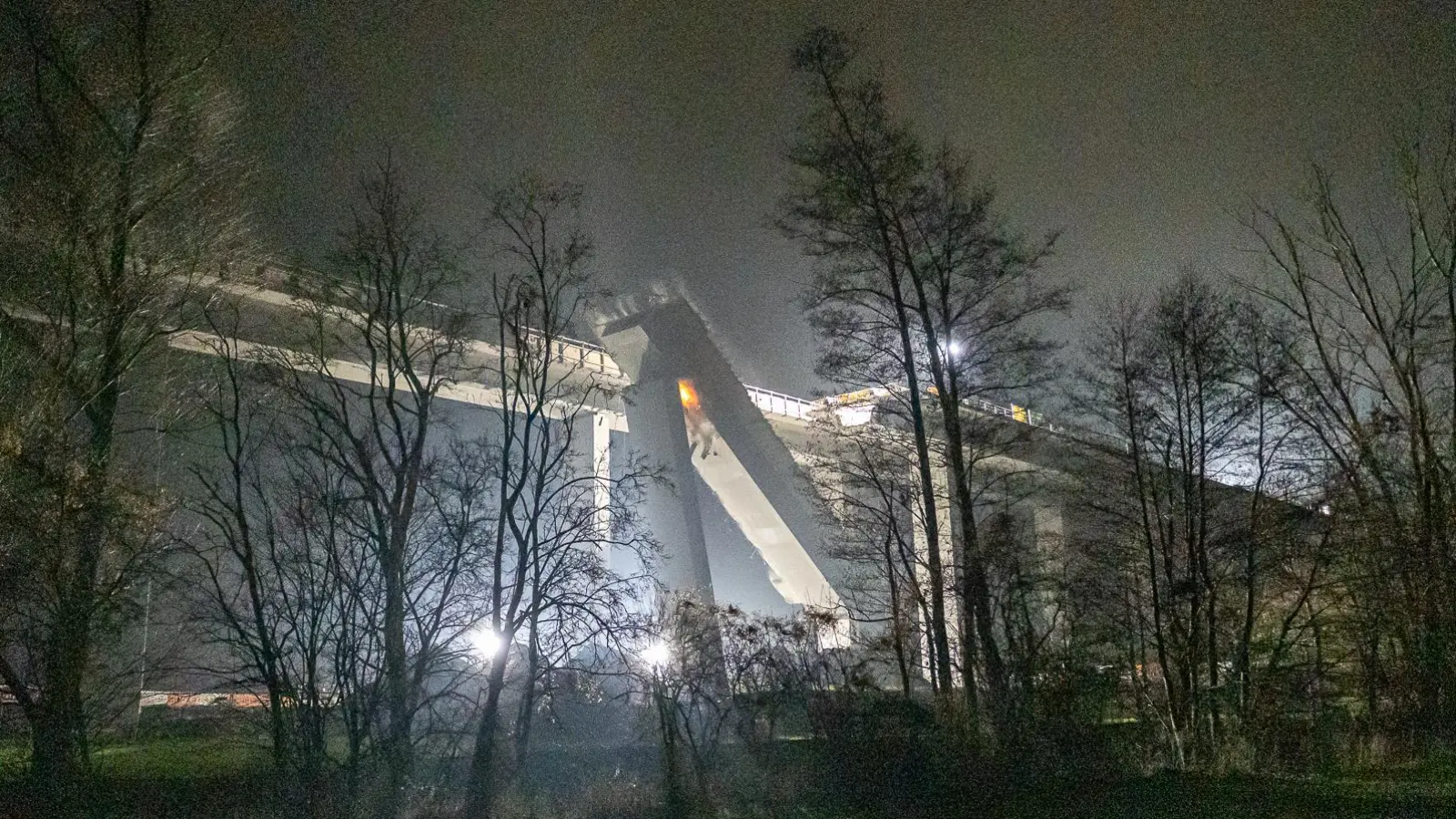 Durch eine Explosion an dem Brückenpfeiler stürzt das Straßenteil ein wie ein Taschenmesser. (Foto: Mirko Fryska)