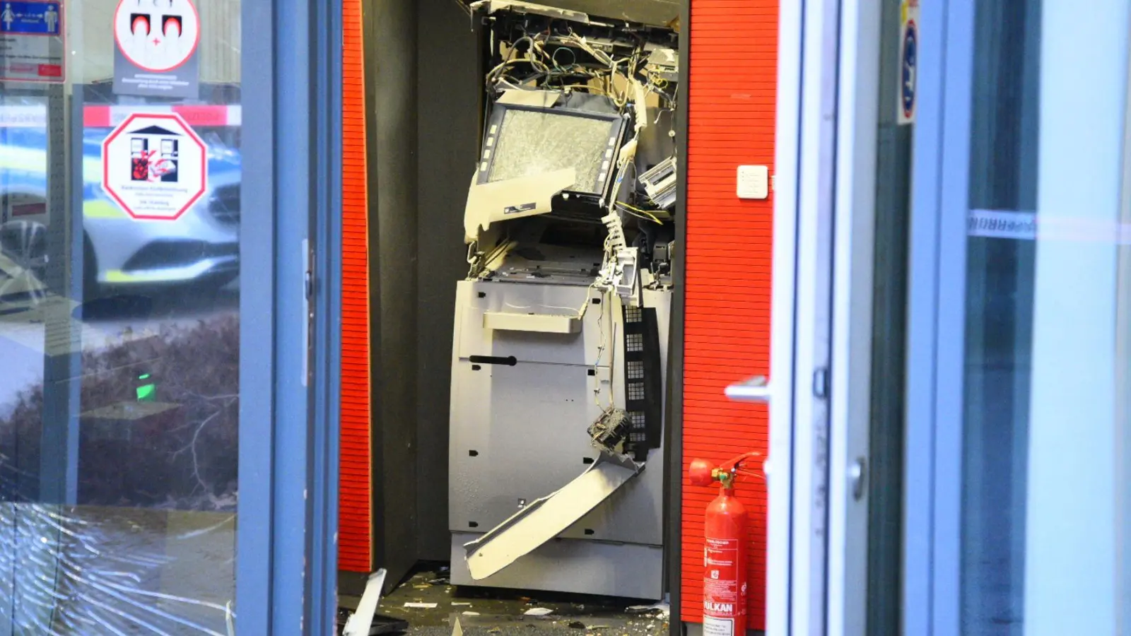 Durch den Einsatz von Sprengstoff werden auch Menschen gefährdet, die sich in der Nähe aufhalten. (Archivbild) (Foto: René Priebe/dpa)