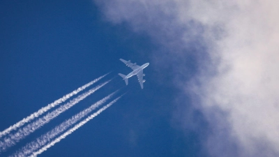 Schon ab 2025 müssen in der EU Flugbenzin nachhaltige Kraftstoffe beigemischt werden. (Foto: Frank Rumpenhorst/dpa)