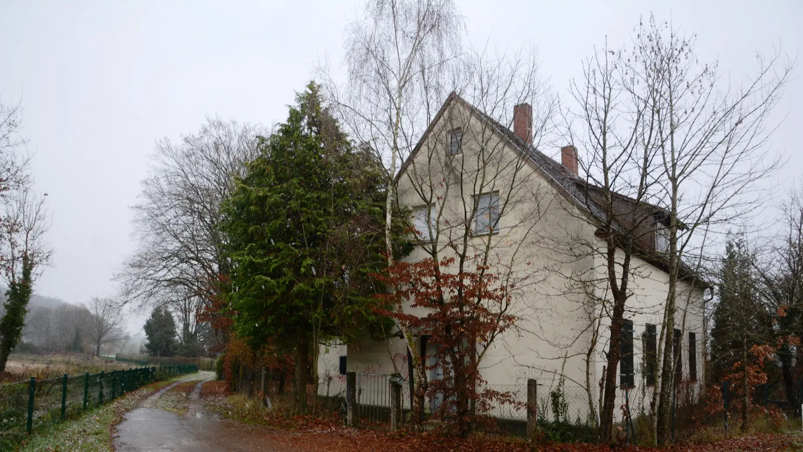 Es wirkt etwas verwunschen: das alte Wasserwerk in Wassertrüdingen, das von Bäumen umgeben ist. Bis das Haus als Jugendtreff nutzbar ist, muss die Stadt einiges an Geld in die Hand nehmen.  (Foto: Peter Tippl)