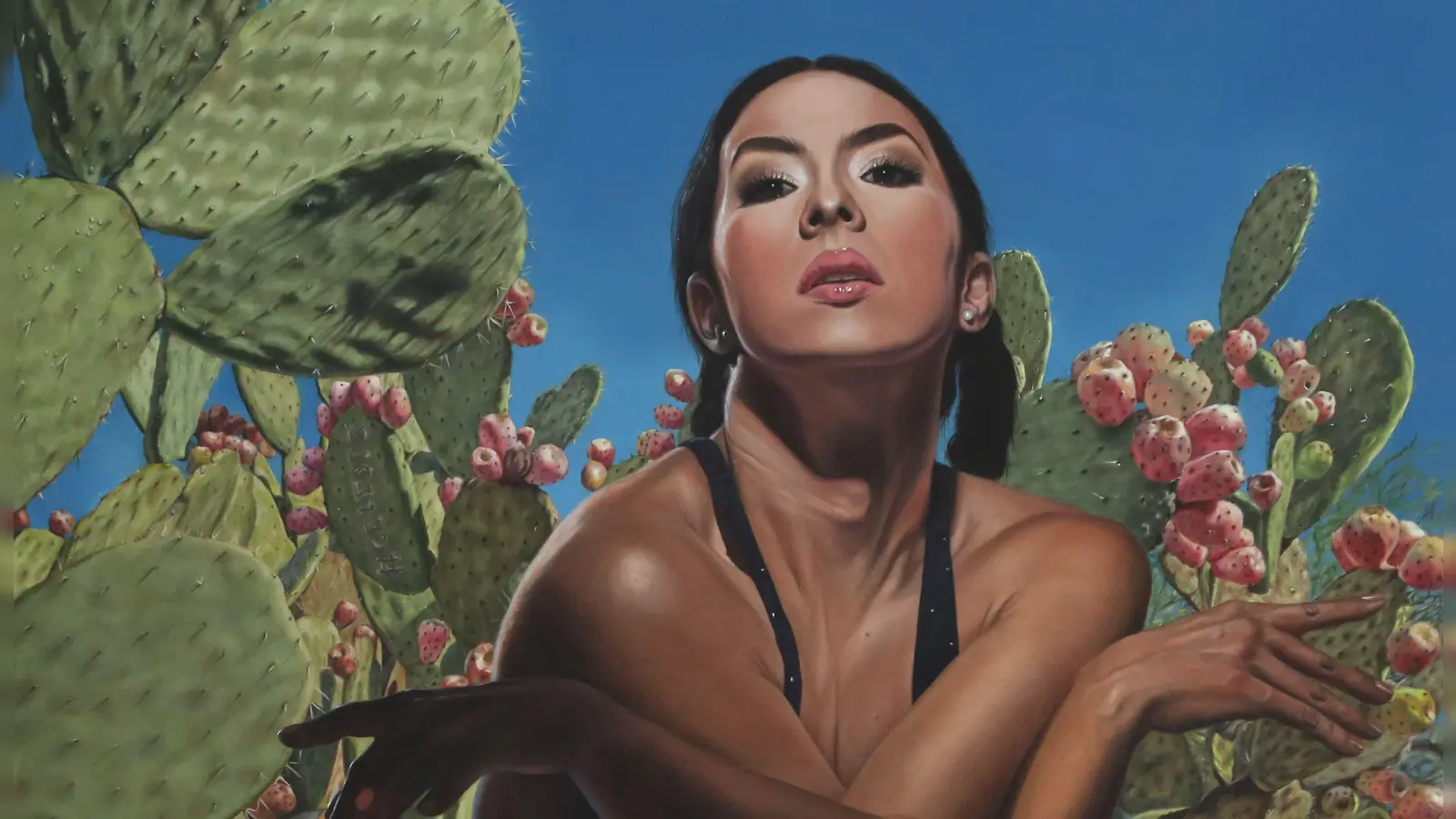 Die mexikanische Künstlerin Diana Ham lässt in ihrem naturalistisch ausgeführten Gemälde eine Frau vor grünen Kakteen posieren. (Foto: Martina Kramer)