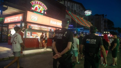 Ein deutscher Tourist ist auf Mallorca von zwei mutmaßlich ebenfalls deutschen Angreifern bei einem Raubüberfall mit einem Messer verletzt worden. (Archiv-Bild) (Foto: Clara Margais/dpa)