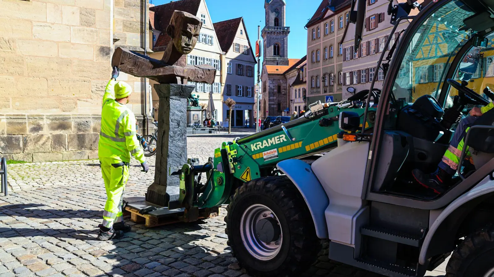 Mit schwerem Gerät wird die Skulptur GORDIAN IX an ihren Platz vor dem Münster St. Georg platziert. (Foto: Martina Haas)