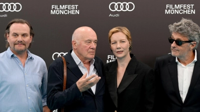 Die Schauspielerinnen und Schauspieler des Films „Vaterland“ bei der Deutschlandpremiere. (Foto: Felix Hörhager/dpa)