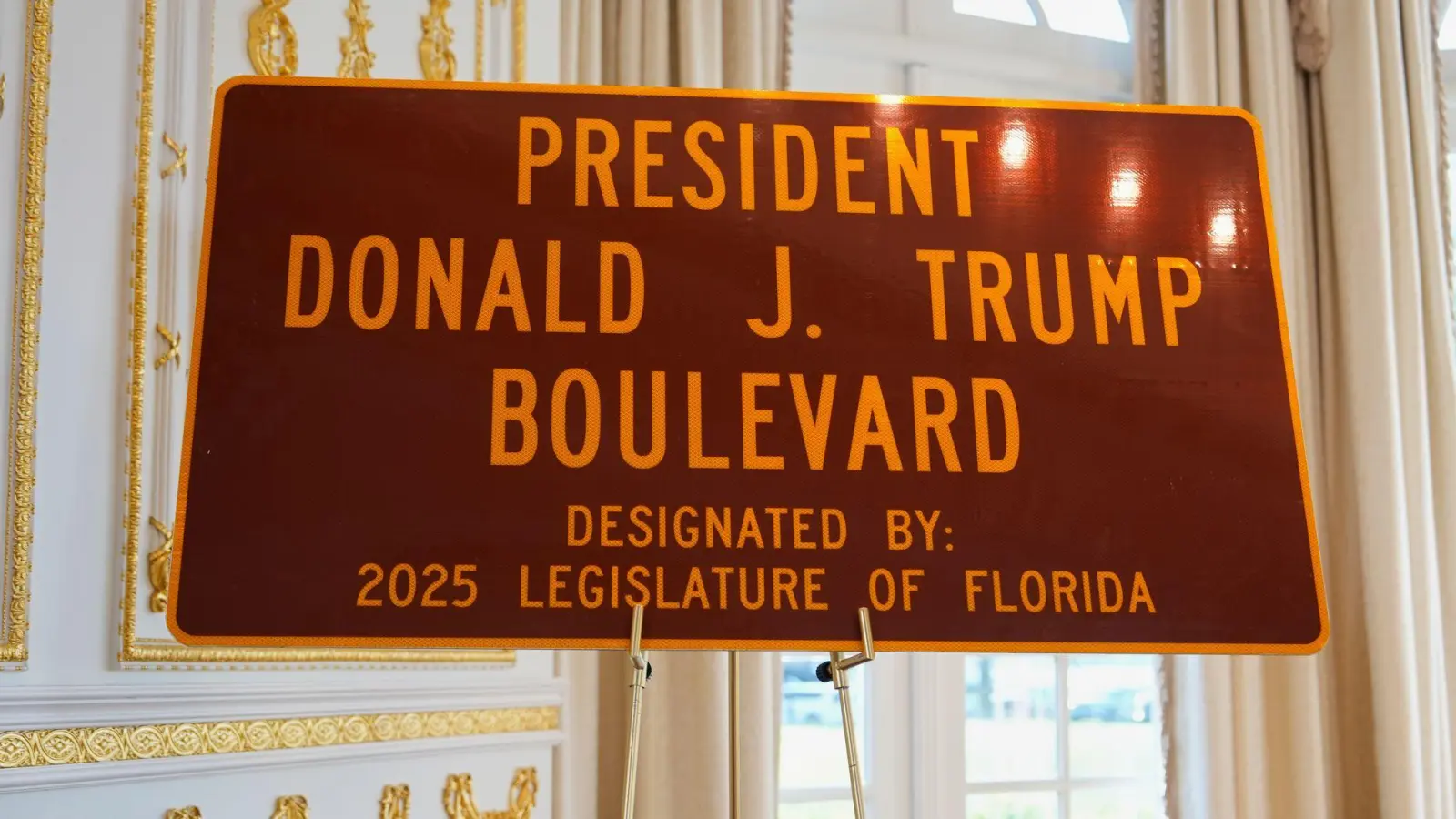 „President Donald J. Trump Boulevard“ - die Straße, die zu Trumps Privatclub führt, trägt jetzt seinen Namen. (Foto: Julia Demaree Nikhinson/AP/dpa)