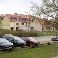 Der ehemalige Kindergarten direkt vor der Stadtmauer von Wolframs-Eschenbach steht seit einigen Jahren leer. Das zuletzt vorgestellte Projekt der M Invest GmbH aus Gunzenhausen folgt mehreren gescheiterten Bauvorhaben auf diesem Grundstück. (Foto: Antonia Müller)