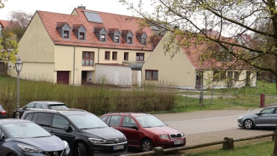 Der ehemalige Kindergarten direkt vor der Stadtmauer von Wolframs-Eschenbach steht seit einigen Jahren leer. Das zuletzt vorgestellte Projekt der M Invest GmbH aus Gunzenhausen folgt mehreren gescheiterten Bauvorhaben auf diesem Grundstück. (Foto: Antonia Müller)