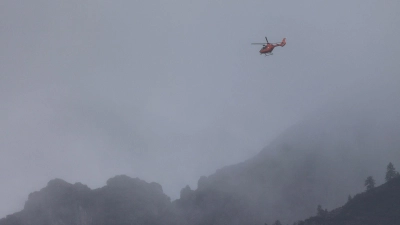 Mit einem Hubschrauber suchen Rettungskräfte der Bergwacht bei Berchtesgaden am Hochkalter nach einem vermissten Wanderer. (Foto: -/Bergwacht Ramsau/dpa)