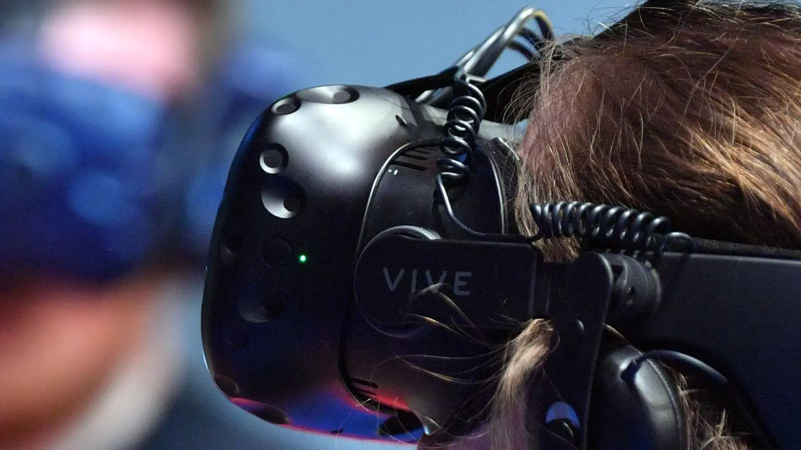 Eine Besucherin der DreamHack trägt eine Virtual Reality Brille. (Foto: Hendrik Schmidt/zb/dpa/Symbolbild)