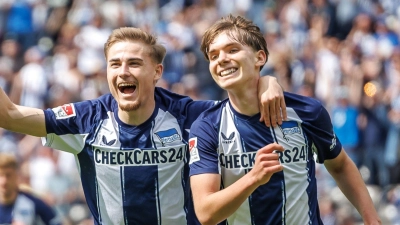 Hertha-Profi Kennet Eichhorn (rechts) ist der jüngste Torschütze der Zweitliga-Historie. (Foto: Andreas Gora/dpa)