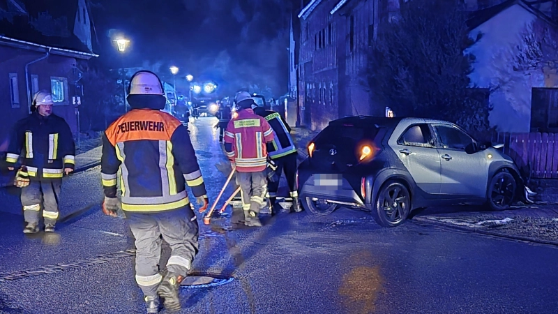 Ein Auto landete nach dem Zusammenstoß an einem Gartenzaun. (Foto: Patrick Lauer)