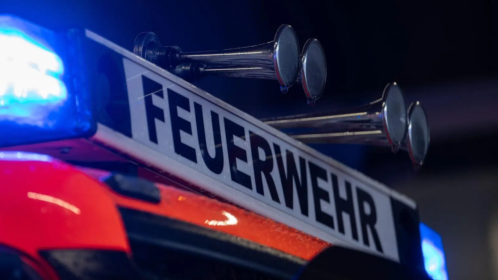 Acht Menschen wurden unverletzt aus dem Haus geholt. (Symbolbild) (Foto: Marijan Murat/dpa)