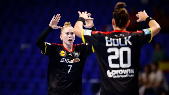 Meike Schmelzer und Emily Bölk klatschen nach einem Treffer gegen Spanien ab. (Foto: Kolektiff Images/dpa)