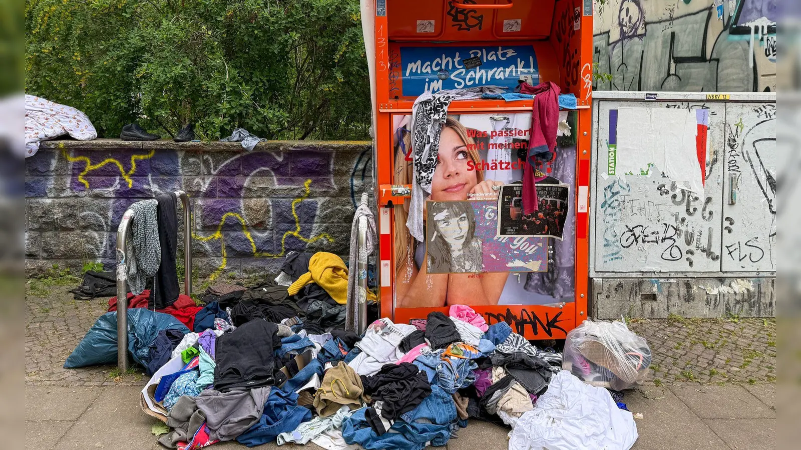 Die Qualität der Abgaben in Kleidercontainern sinkt. (Archivbild) (Foto: Jan Woitas/dpa)