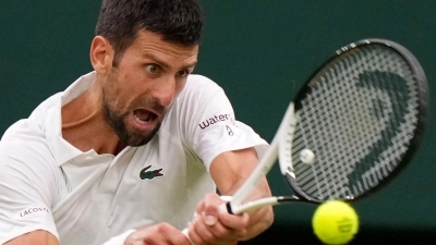 Novak Djokovic setzte gegen Jannik Sinner seine beeindruckende Wimbledon-Siegesserie fort. (Foto: Alberto Pezzali/AP/dpa)