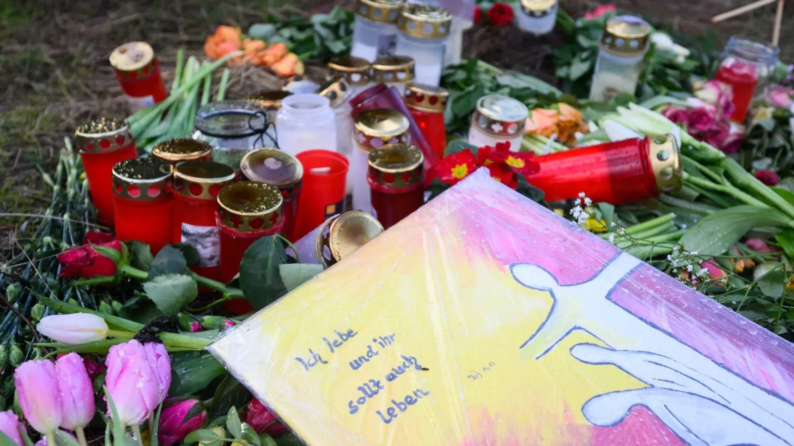 Blumen und Kerzen im Januar 2023 in Wunstorf am Fundort der Leiche des 14-Jährigen. (Foto: Julian Stratenschulte/dpa)